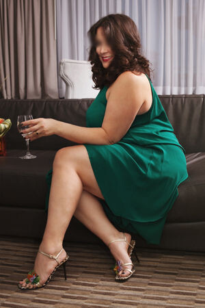 lou-simone-discreet-gorgeous-all-natural-mature-companion-female-escorts-in-montreal-canada-big-3