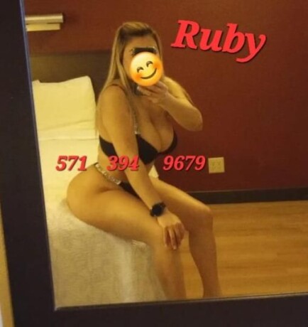 female-escorts-in-chicago-il-571-394-9679-big-0