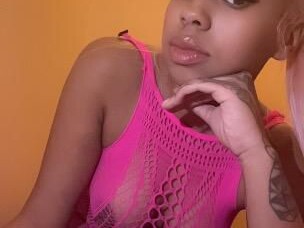 red-female-escorts-in-chicago-il